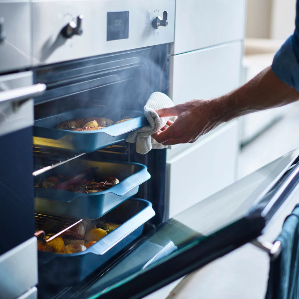 Large Joseph Joseph Nest oven tray with a sleek design and raised edges, ideal for baking and roasting.